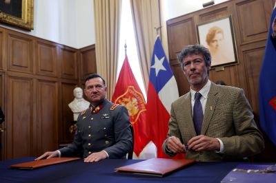 El acuerdo fue firmado por el vicerrector de Asuntos Estudiantiles, Claudio Pastenes, y por el comandante de Educación y Doctrina del Ejército, Cristián Guedelhoefer.